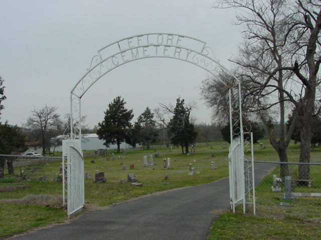 File:LeFlore Cemetery, Oklahoma.jpg