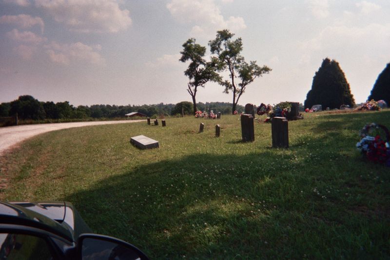 File:Skidmore memorial and headstones.jpg
