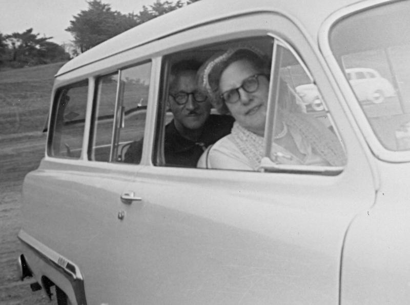 File:Rawdon Lowe and Linda Lowe in a car.jpg