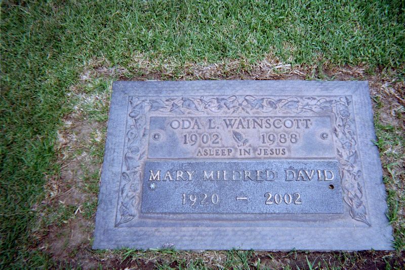 File:Oda Lena Skidmore Headstone and Mary Mildred Lowe Headstone.jpg