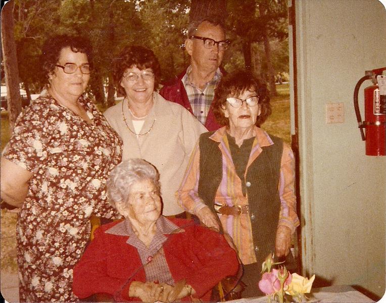 File:Maxine, Dortha, Gene and Helen Heck with mother Luella.jpg