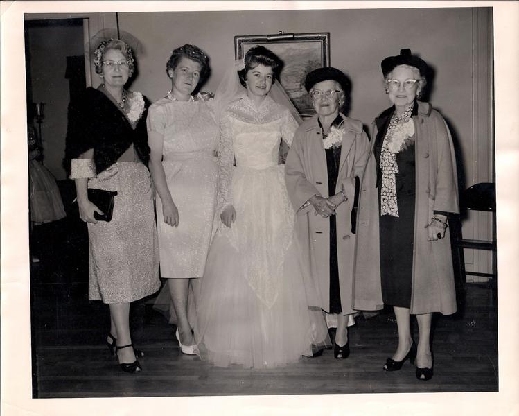 File:Caroline wedding photo Dorothy, Evelyn, Caroline, Mabel and Rose.jpg