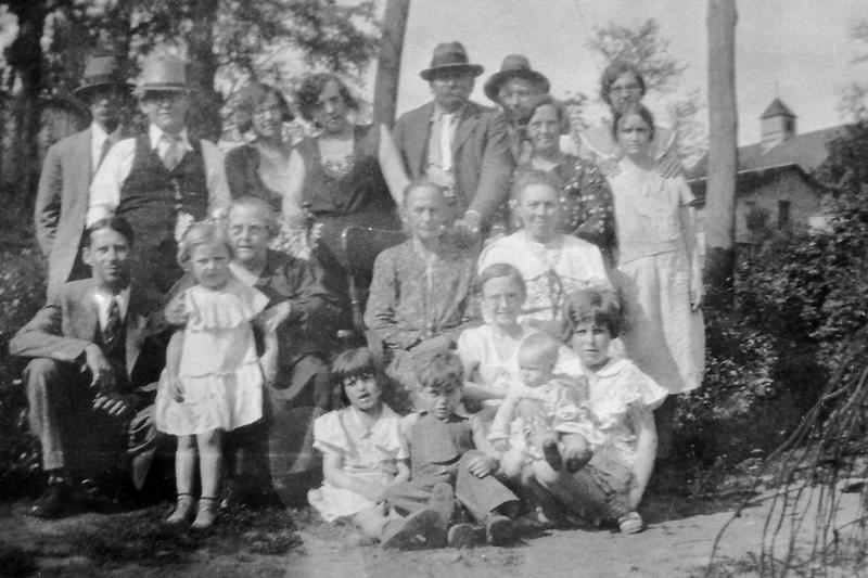 File:Family of Belinda Lowe, early 1900's.jpg