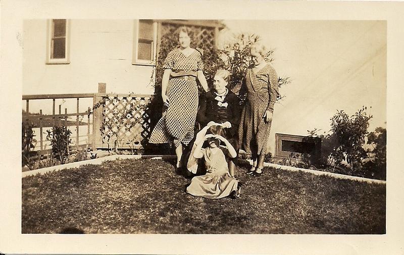 File:Dorothy Gallinger, Marianne Richardson, Mabel Ivey, Evelyn Gallinger in front, Abt 1933.jpg